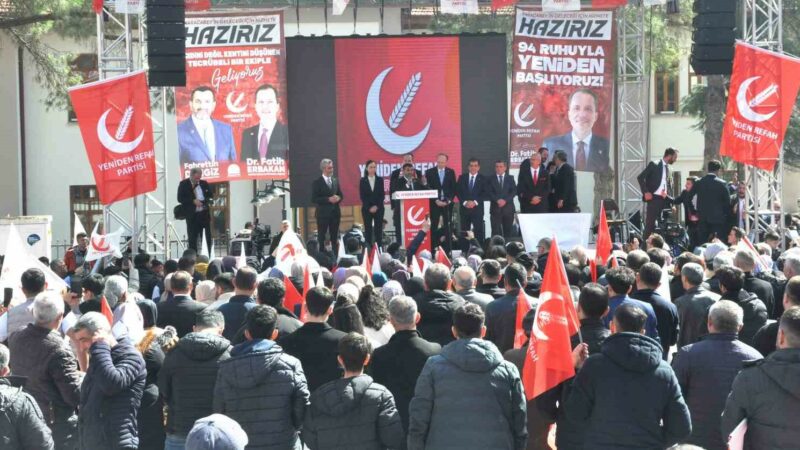 Fatih Erbakan, Bursa Karacabey’de konuştu: ‘Gümbür gümbür geliyoruz’ Bursa’nın Karacabey ilçesinde miting düzenleyen Yeniden Refah Partisi Genel Başkanı