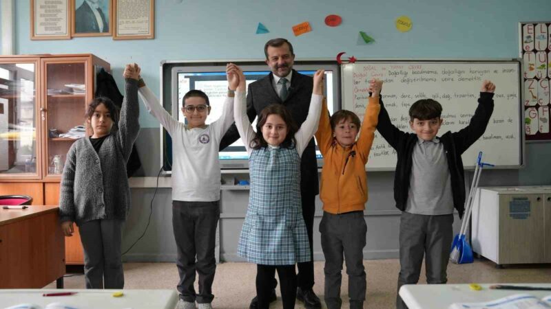 Gürsu’nun küçük başkanından büyük vaat Gürsu Atatürk İlkokulu 3. sınıf öğrencisi Hafsa Hüma Kartal’ın sınıf