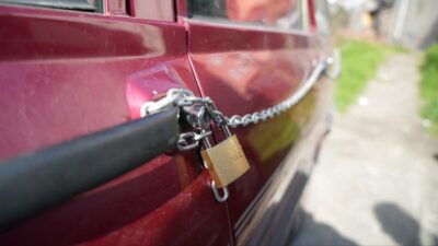 Hırsızlardan bıktı, aracını zincire vurdu