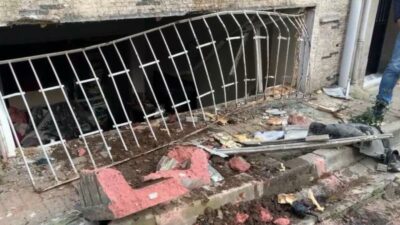 Fren yerine gaza basınca araçla eve daldı