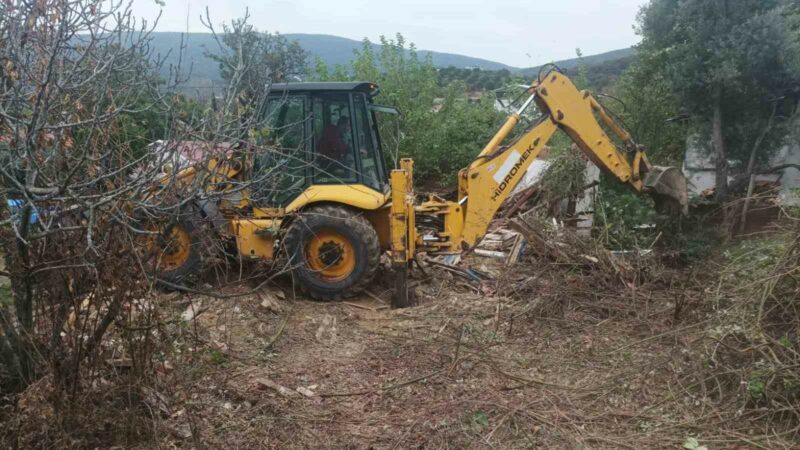Bursa’da metruk binalara yıkım! Karacabey Belediyesi tarafından, kent genelinde metruk binalarla mücadele hız kesmiyor.