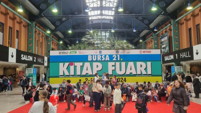 Bursa’da kapılarını açan 21. Kitap Fuarı, hafta sonunda ziyaretçi akınına