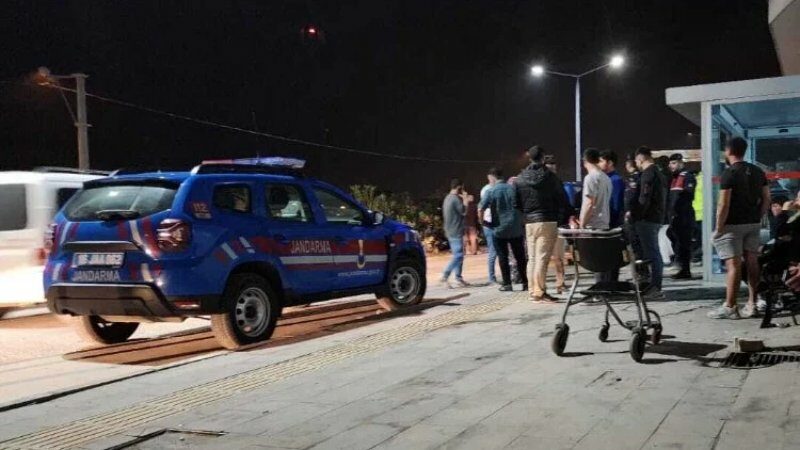 Bursa’da dehşet! Kuzenlerine kurşun yağdırdılar Bursa'nın Mustafakemalpaşa ilçesinde düzenlenen bir eğlencede, yerel seçimlerde akrabalarından olmayan