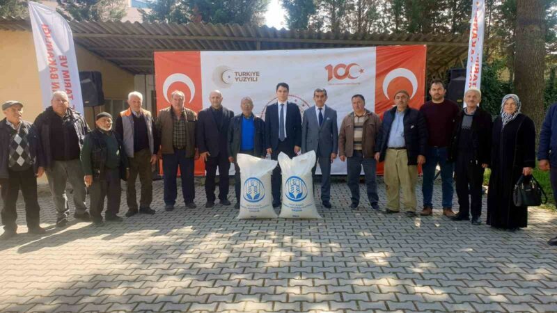 Bursa’da 17 çiftçiye yağlık aspir tohumu dağıtıldı Bursa İl Tarım ve Orman Müdürlüğü ve Orhaneli İlçe Tarım