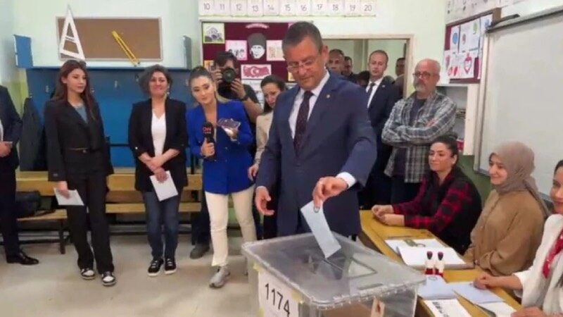 CHP Genel Başkanı Özgür Özel, oyunu memleketi Manisa’da kullandı. Özel,