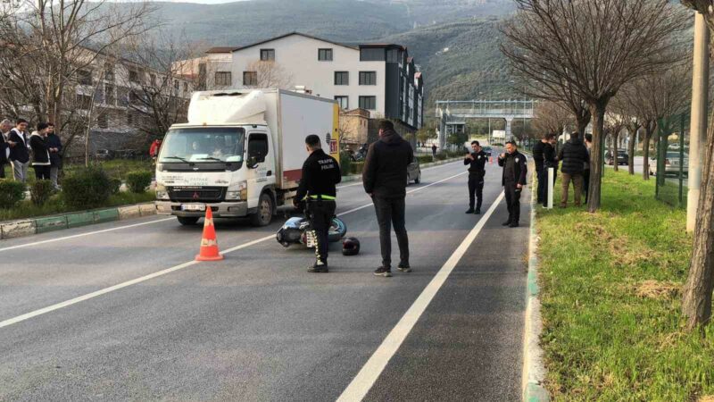 Bursa’da feci kaza Bursa’nın Gemlik ilçesinde motosiklet sürücüsü, önce refüjdeki ağaçlara daha sonra