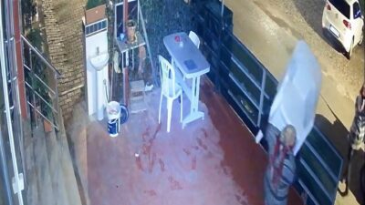 Bursa’da sandalye ve çiçek hırsızlığı kamerada