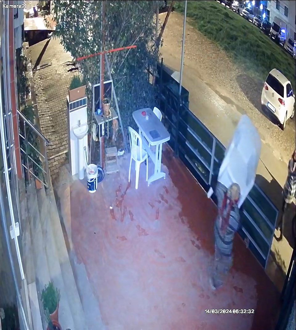 Bursa’da sandalye ve çiçek hırsızlığı kamerada