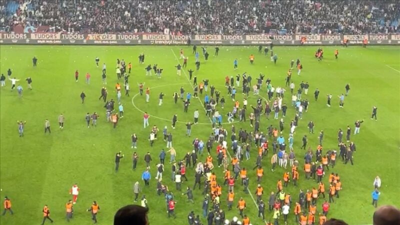 Trabzonspor-Fenerbahçe karşılaşmasının ardından yaşanan olaylarla ilgili gözaltına alınan 12 kişi