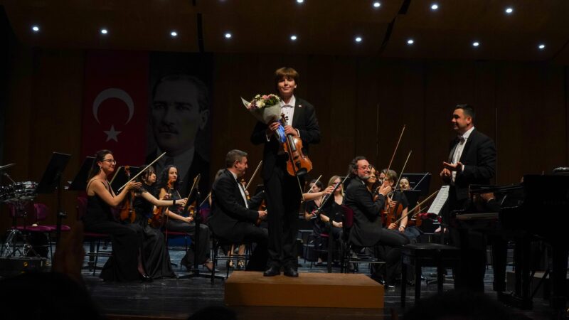 Bursa’da çocuk solist Kıvanç Sakder performansı ile beğeni topladı Bursa Senfoni Orkestrası'nın Genç orkestra şefi Atıf Taner Çolak’ın yönettiği
