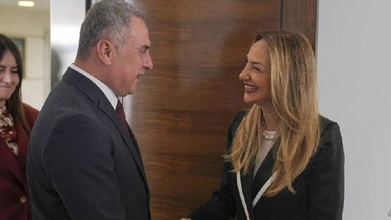 AK Parti-CHP bayramlaşmasında ‘birlikte çalışma’ mesajları Başkent Ankara’da bugün siyasi partiler arasında bayramlaşma günü... Partiler, karşılıklı