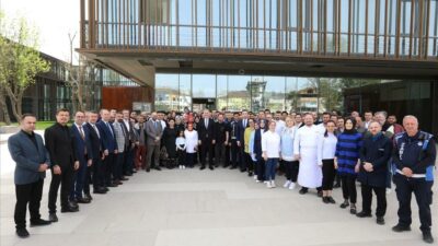 İnegöl Belediyesi personeli Başkan Taban’ı çiçeklerle karşıladı