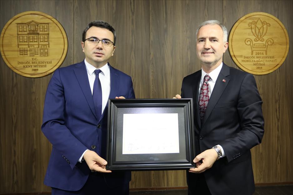 Başkan Alper Taban mazbatasını aldı Başkan Alper Taban mazbatasını aldı