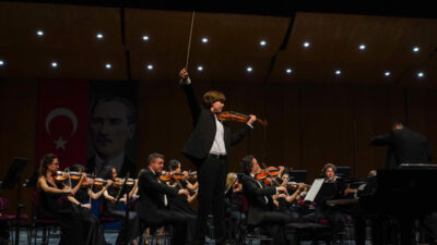 Bursa Senfoni Orkestrası'nın Genç orkestra şefi Atıf Taner Çolak’ın yönettiği