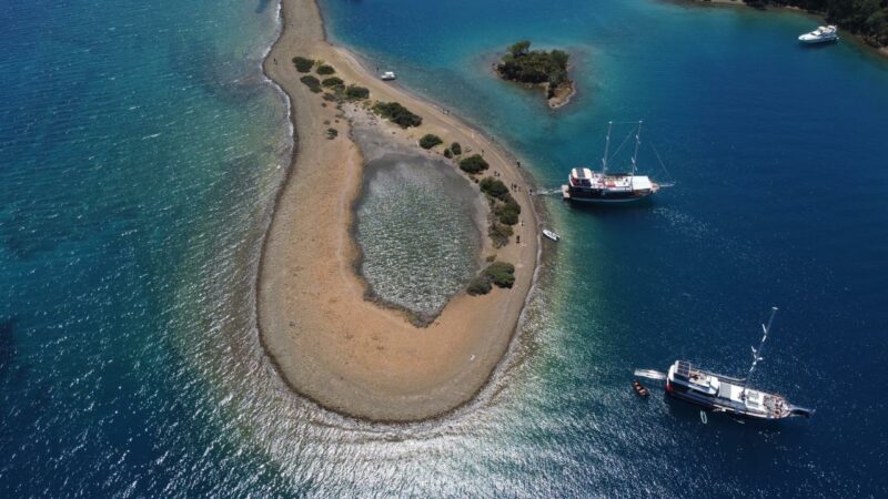Bodrum, Fethiye, Marmaris ve Datça gibi turizm merkezleriyle mavi yolculuğun