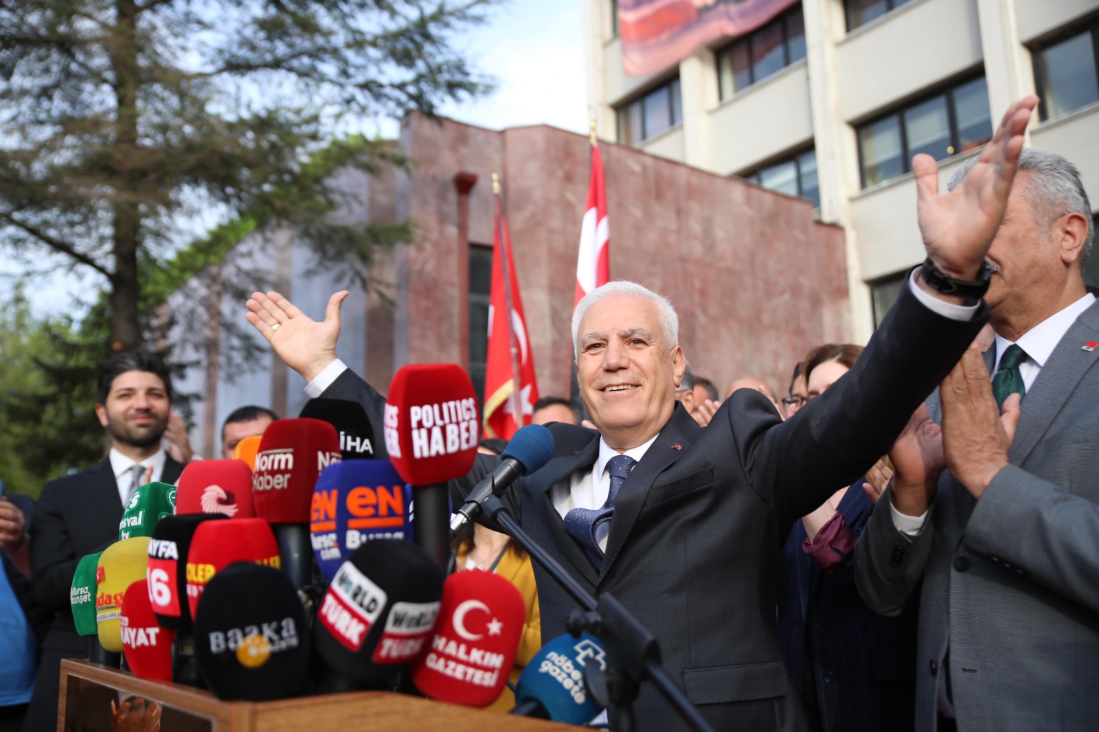 Bozbey mazbatasını aldı… Bursa’ya ilk müjdesini verdi…