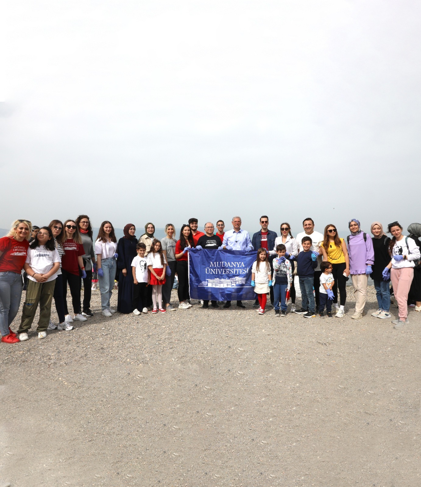 Mudanya sahiline Mudanya Üniversitesi öğrencilerinin eli değdi