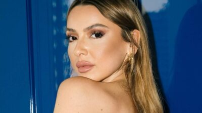 Hadise’den derin göğüs dekolteli tatil pozu!