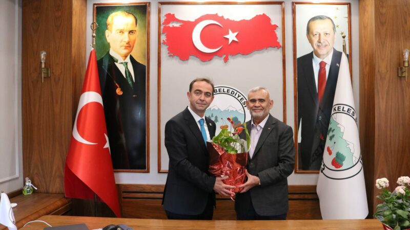 Keles Belediyesi’nde devir teslim AK Parti'den Keles Belediye Başkanlığı'na seçilen Ali Doğru mazbatasını alarak
