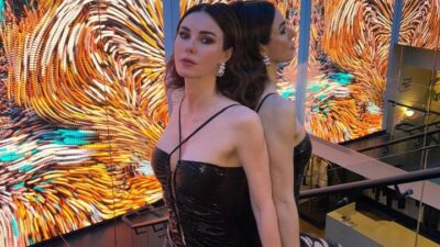 Mavi bikinili Maldivler pozu!