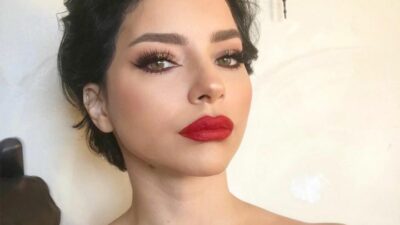 Siyah mini elbisesiyle verdiği pozları peş peşe paylaştı!