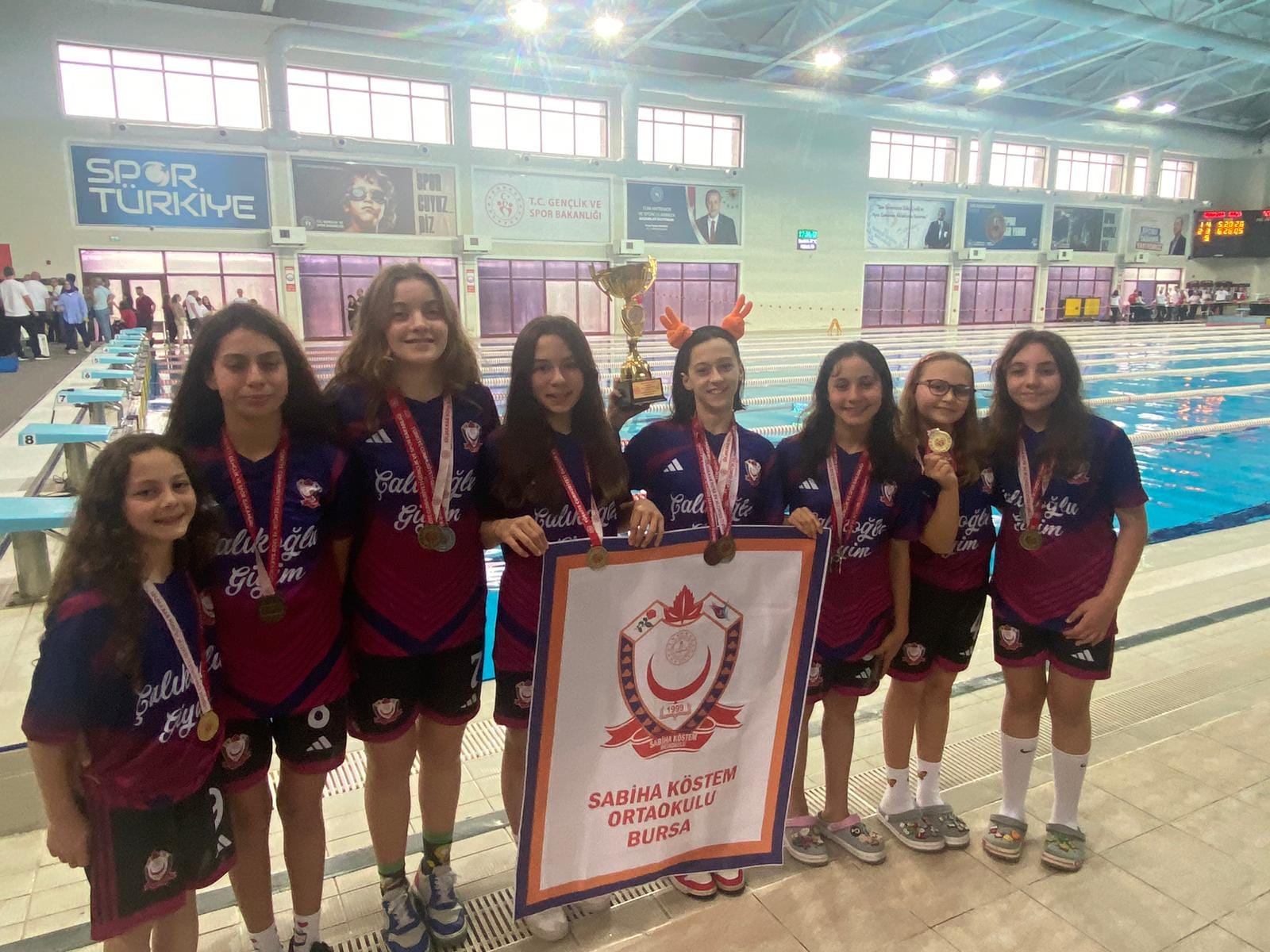 Bursa’nın Sabiha Köstem Ortaokulu’ndan tarihi başarı! Bu kızlar tarihi geçti… Bursa’nın Sabiha Köstem Ortaokulu’ndan tarihi başarı! Bu kızlar tarihi geçti…