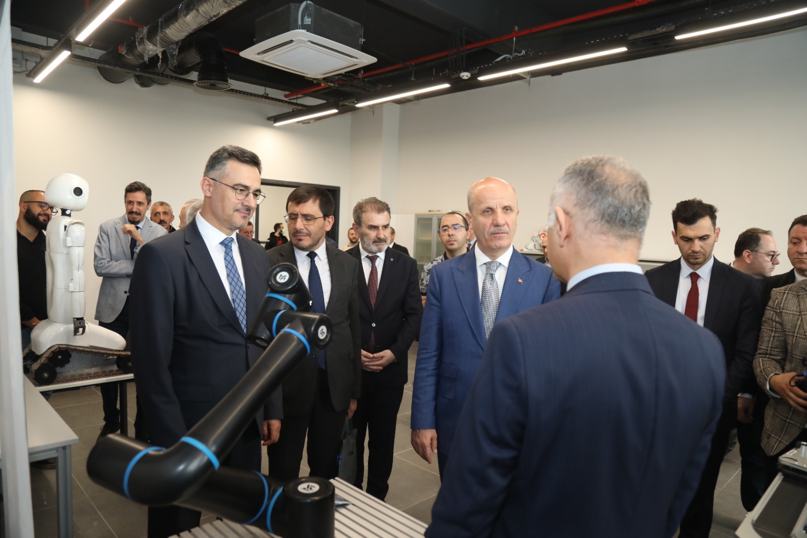 YÖK Başkanı Özvar’dan BTÜ Robot Merkezi’ne tam not YÖK Başkanı Özvar’dan BTÜ Robot Merkezi’ne tam not