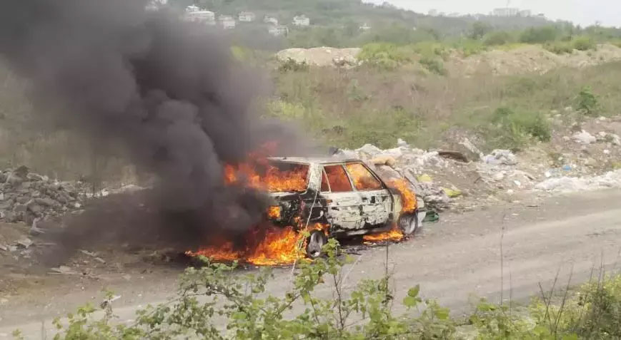 Eşine kızdı yol ortasında aracını ateşe verdi