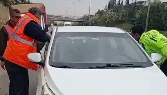 Otomobilin içinde hareketsiz yatan kişi, polisi alarma geçirdi
