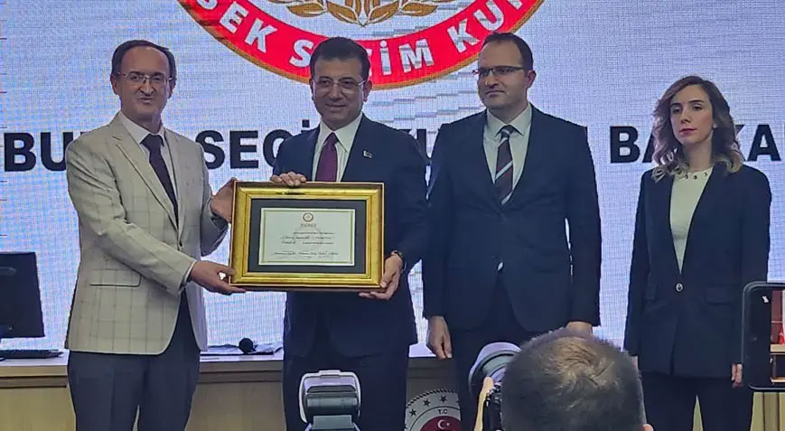 Ekrem İmamoğlu mazbatasını aldı