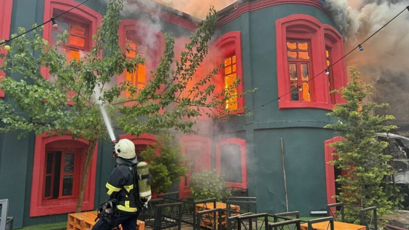 Tarihi binada yangın: Alevlere müdahale sürüyor