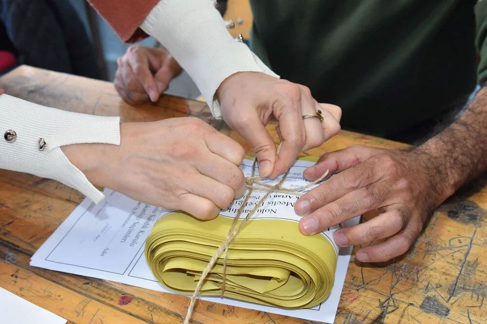 Bir mahallede oylar kayboldu, diğerinde çöpe atıldı: 2 noktada seçim yenilenecek