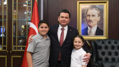 Başkan Aydın koltuğunu çocuklara bıraktı