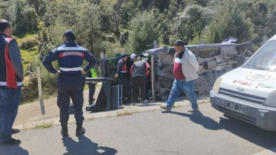 Ayvacık’ta devrilen panelvanda iki kişi yaralandı