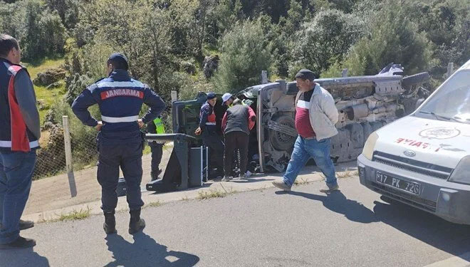 Ayvacık’ta devrilen panelvanda iki kişi yaralandı