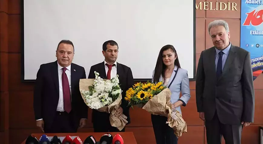 Muhittin Böcek mazbatasını aldı