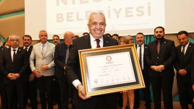 Bursa’nın Nilüfer ilçesinde coşkulu tören; Başkan Şadi Özdemir mazbatasını aldı