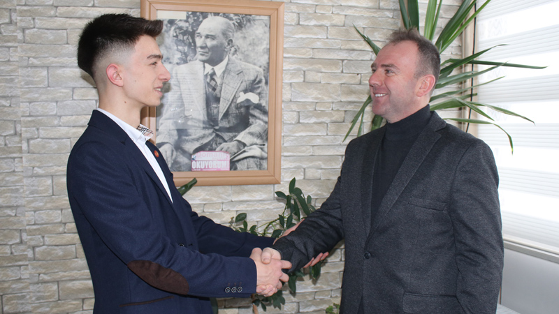 En genç muhtar göreve başladı