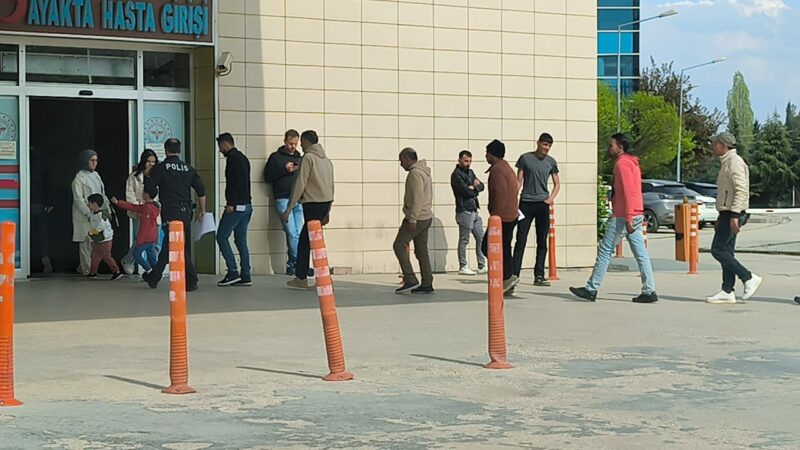 Bursa'nın İnegöl ilçesinde, polis ekiplerince düzenlenen operasyonda yakalanan 11 düzensiz