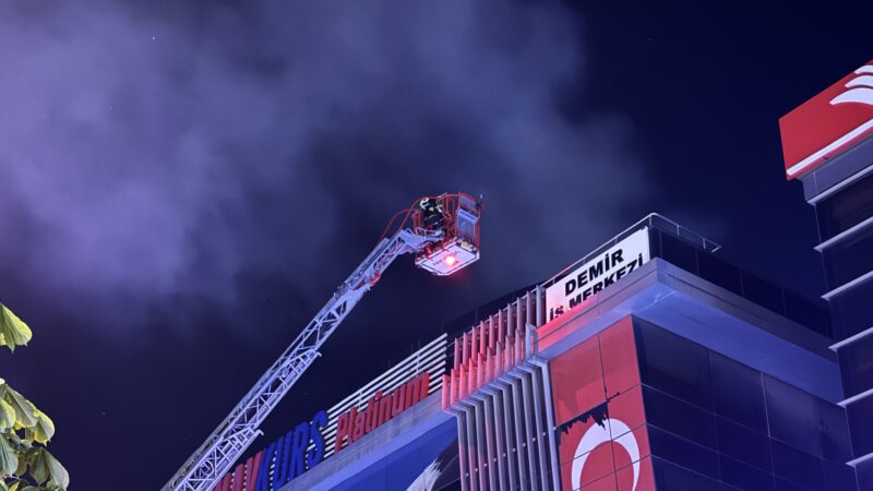 Bursa'nın Nilüfer ilçesinde özel eğitim kurumunun bulunduğu iş merkezinin çatısında
