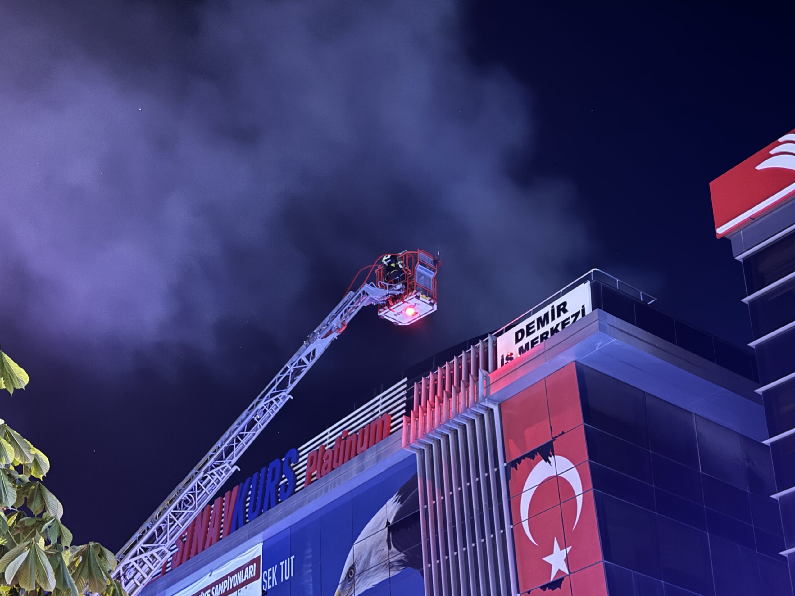 Bursa’da iş merkezinin çatısında yangın!