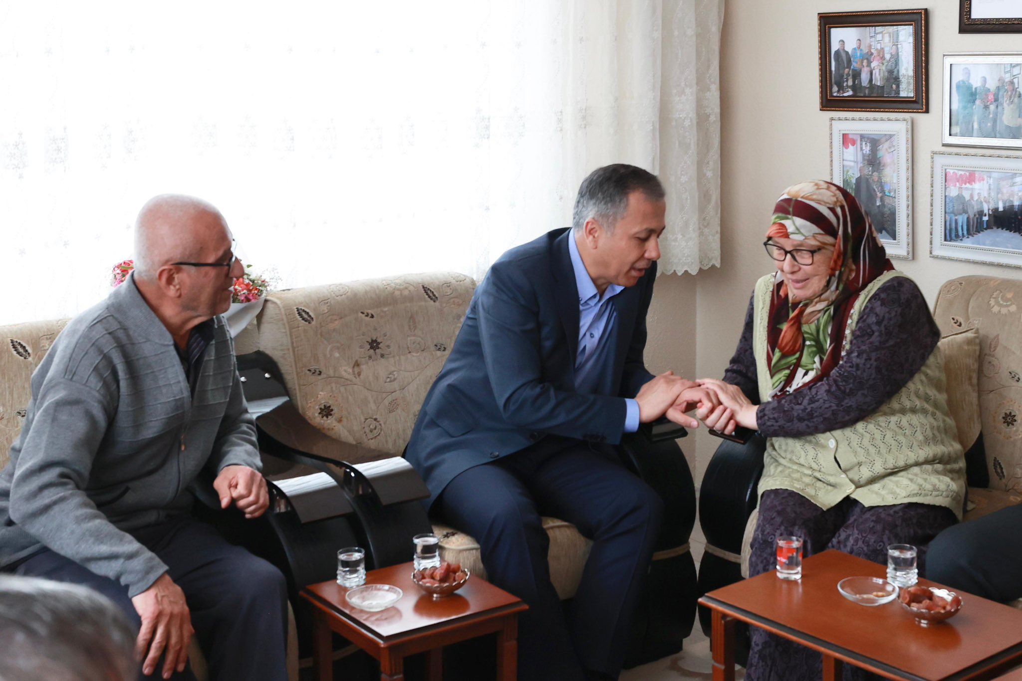 Bakanı Yerlikaya’dan şehit ailelerine ziyaret