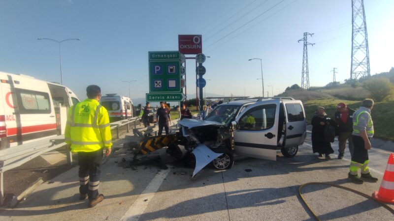 Bursa’da otobanda korkunç kaza İstanbul-İzmir Otoyolu'nda bariyerlere çarpan araçtaki 4 kişilik aile yaralandı.