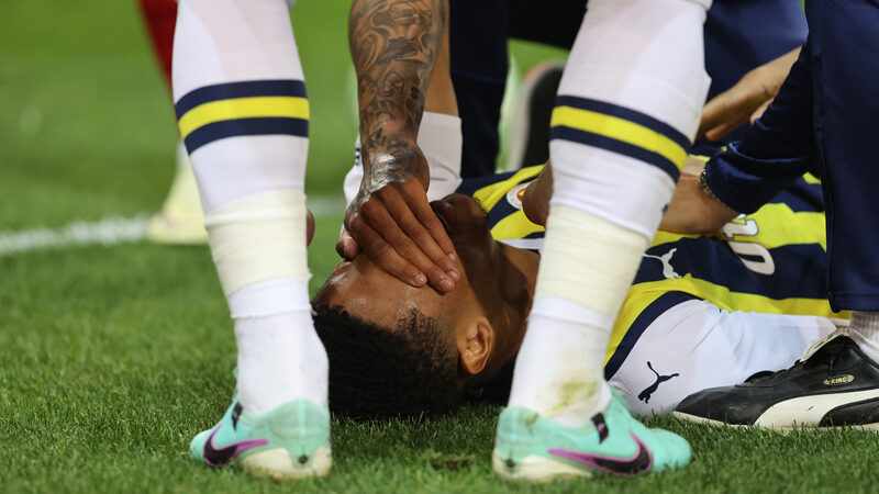 Fenerbahçe, UEFA Avrupa Konferans Ligi'nde sakatlanan Jayden Oosterwolde'nin sağlık durumuyla