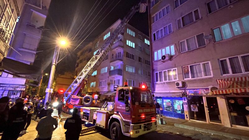 Bursa'nın Osmangazi ilçesinde, bir apartmanın giriş katında çıkan yangın söndürüldü.