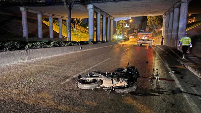 Bursa'da, iş makinesine arkadan çarpan motosikletin sürücüsü ağır yaralandı.