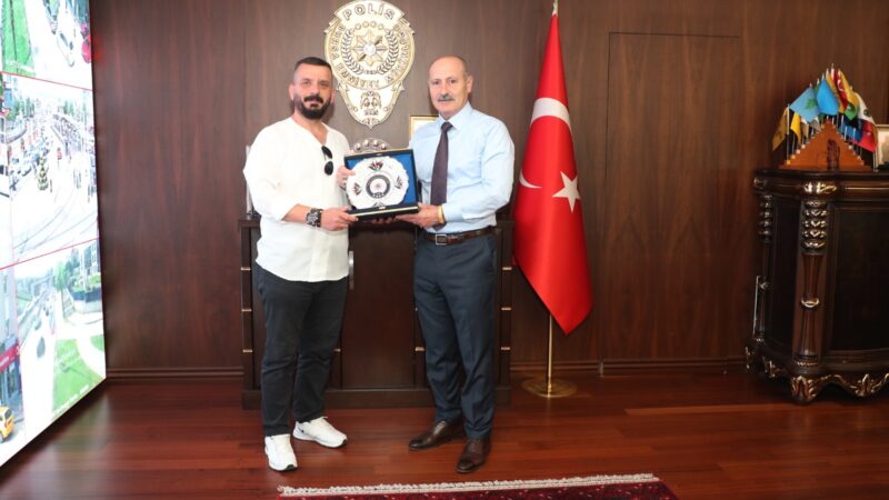 Bursa’da polisten kaçan şüpheliyi yakalayan esnafa İl Emniyet Müdürü’nden tebrik