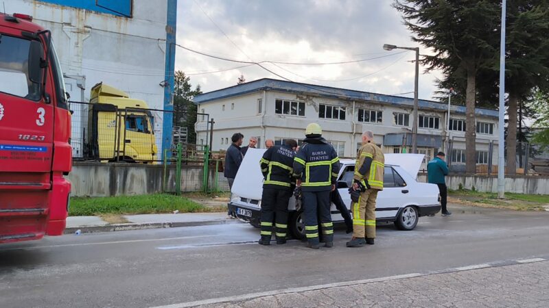 Bursa'nın İnegöl ilçesinde seyir halindeki otomobilde çıkan yangın hasara yol