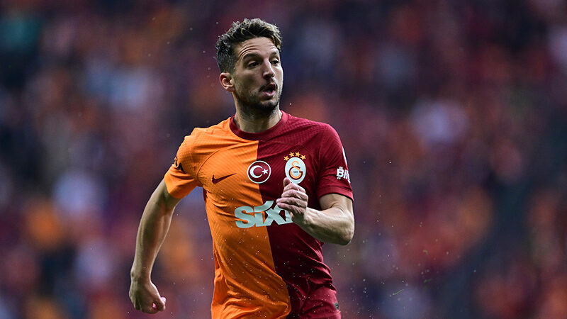 Mertens kalacak mı? Galatasaray'ın tecrübeli futbolcusu Dries Mertens ile 1 sezon daha yola