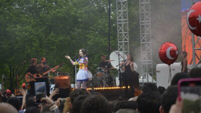 Ünlü sanatçı Bursalıları coşturdu